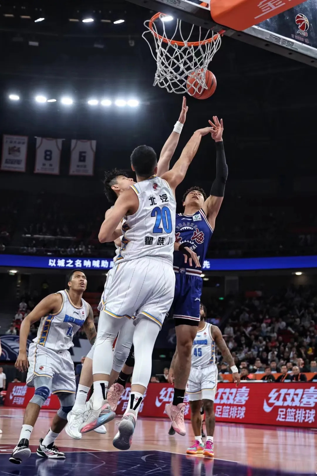 今夜上海久事备战CBA季后赛，扳平良机细节曝光，质疑声仍在，数据趋势出现新变化的简单介绍