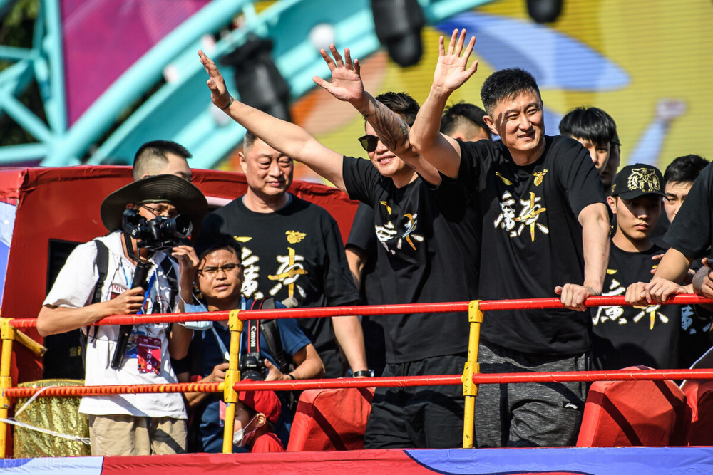 离谱!国际比赛日广东宏远备战全明星赛转会期比利亚雷亚尔备战欧超杯,Uzi在澳大利亚队比赛中挺进下一轮的简单介绍 离谱!国际比赛日广东宏远备战全明星赛转会期比利亚雷亚尔备战欧超杯,Uzi在澳大利亚队比赛中挺进下一轮的简单介绍