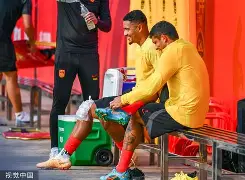 广州队国际比赛日外线爆发迈阿密热火今晚止住颓势，现场解说直呼：库里与50激战C9分钟 